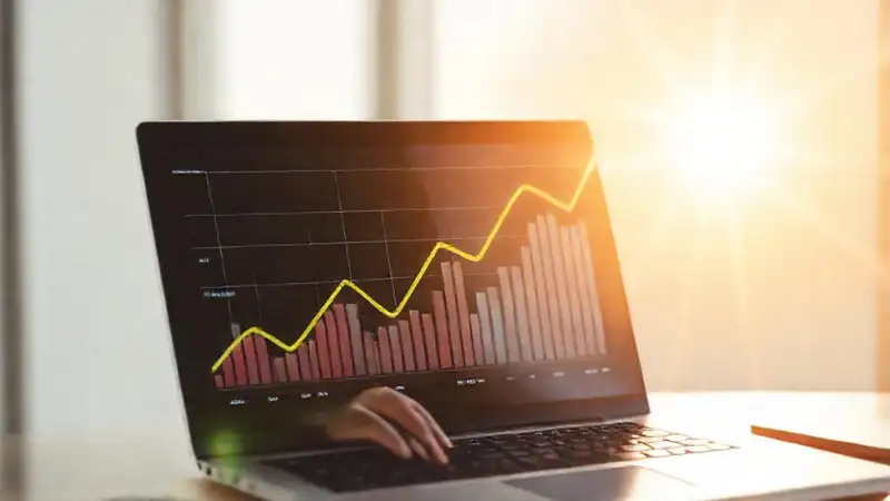 Un hombre de negocios optimista analiza datos