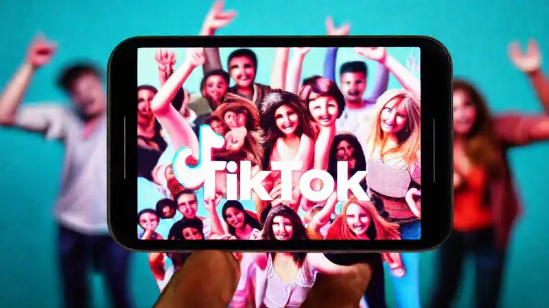 TikTok: jóvenes bailan en redes vibrantes