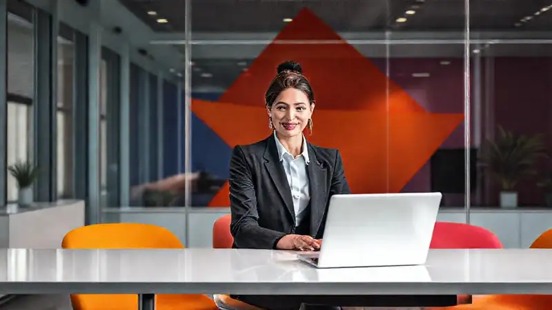 Una mujer de negocios moderna