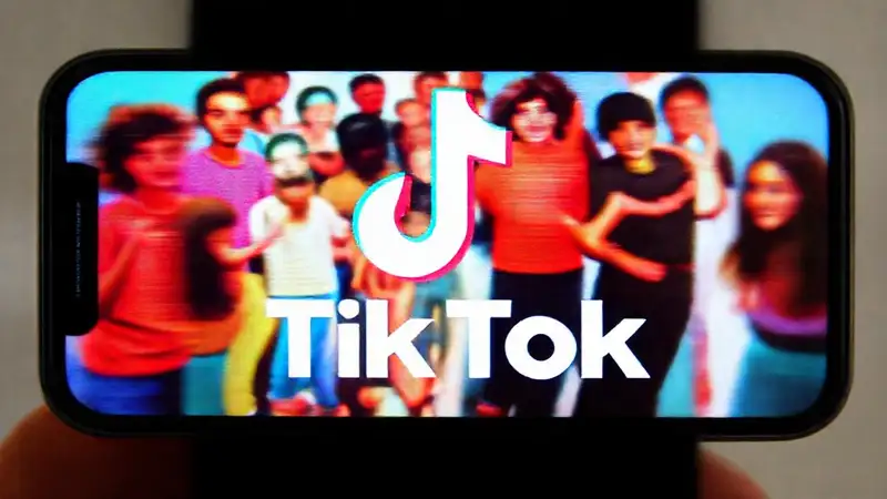 TikTok muestra jóvenes bailando en movimiento